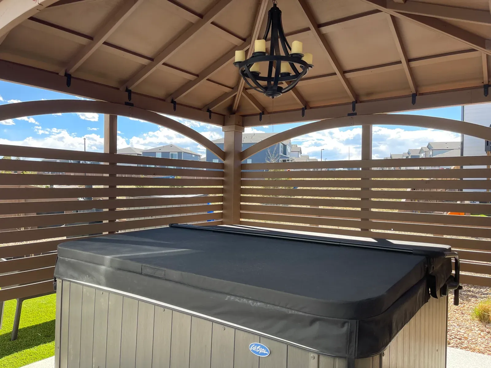 Covered deck & hot tub — photo 1 of 4